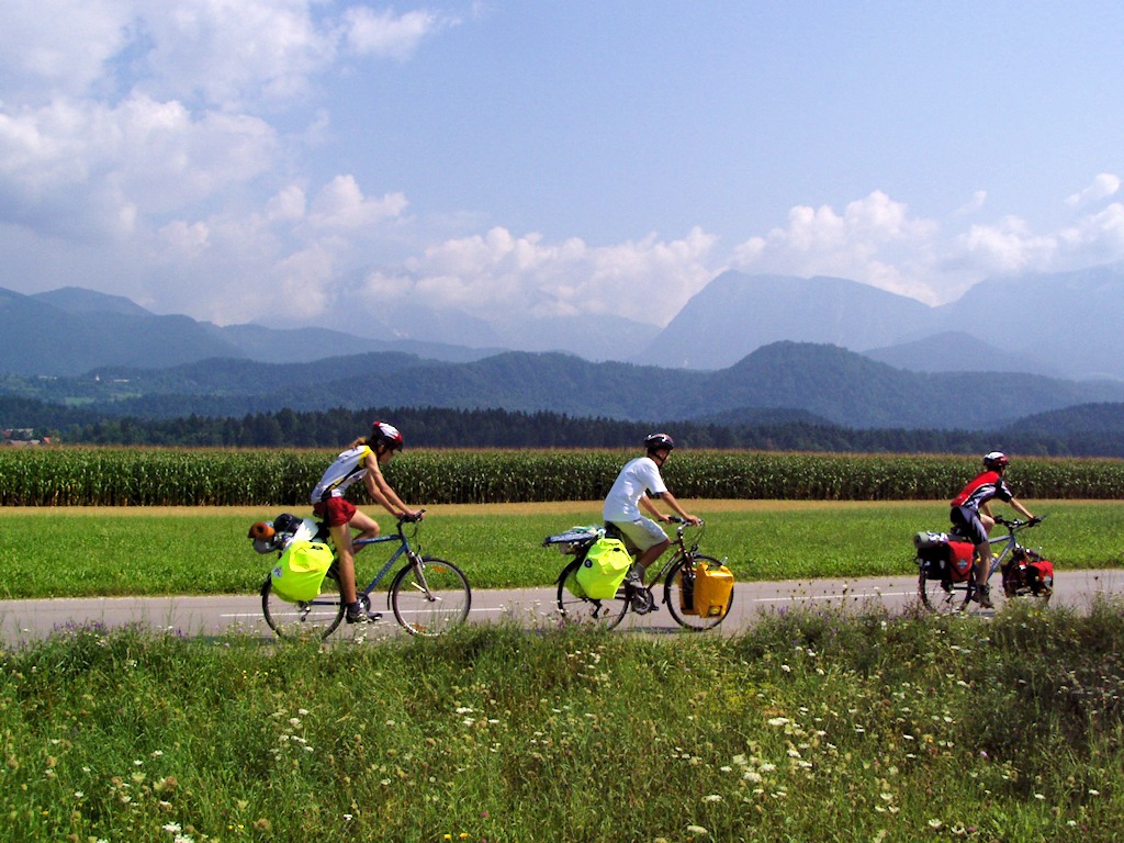 Ciclisti con borse da viaggio su una strada di campagna
