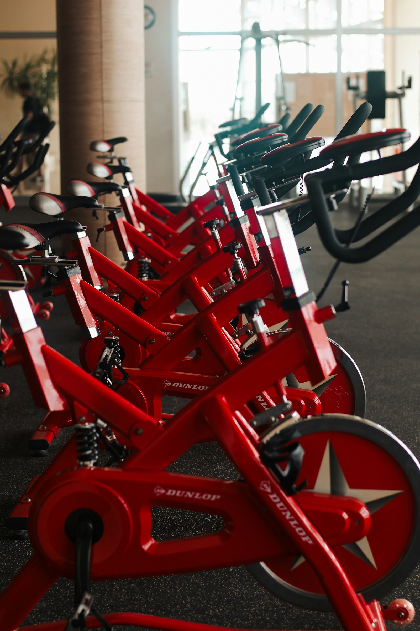 Cyclette rosse in una palestra.